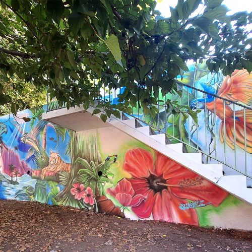 L'Auberge Marseillaise, maison d'accueil pour personnes en difficulté et précarité, à Marseille 08, Bonneveine en juillet 2024, fresque à l'aérosol avec Nekov, Coté et Sader