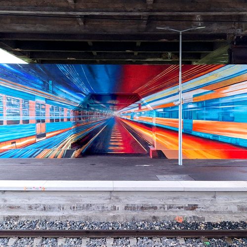 Voyage, vitesse, mouvement et lumières, fresque à l'aérosol en gare de Drancy, près de Paris pour la SNCF - Avril 2024